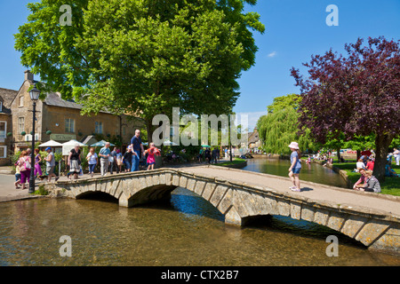 Cotswold Village in Bourton on the Water mit Brücke über den Fluss Windrush in Bourton on the Water Cotswolds Gloucestershire England GB Europa Stockfoto