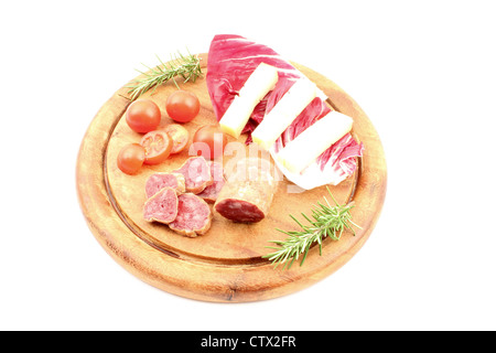 Fleisch und Käse mit Tomaten über Board und einen kleinen Zweig Rosmarin schneiden. Stockfoto