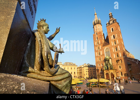 Krakau - ein Teil der Adam-Mickiewicz-Denkmal und St. Marien Kirche, Krakow (Krakau), Polen (UNESCO) Stockfoto