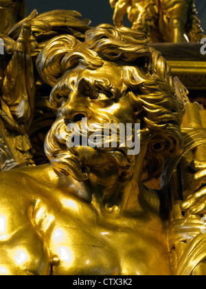 Nahaufnahme eines vergoldeten Tritonen am Glas Staatskarosse, Royal Mews, London, England Stockfoto