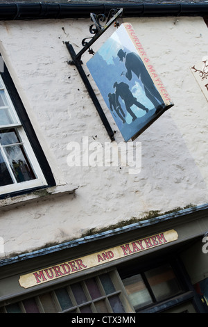 Mord und Chaos Secondhand-Buchladen. Hay on Wye, Powys, Wales. Stockfoto