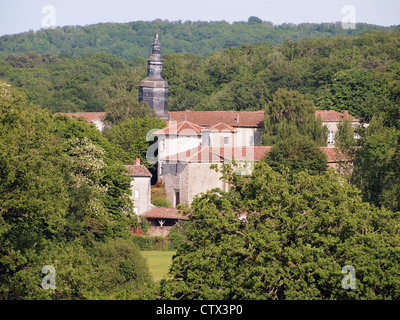 Altes Dorf von Mortemart und Seine schiefen Glockenturm umgeben vom Wald, Frankreich, Limousin Stockfoto