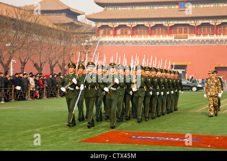 Peking, China-. Junge Soldaten marschieren in der verbotenen Stadt. Stockfoto