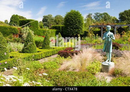 Waterperry Gärten - Skulptur des kleinen blauen Mädchens mit einer Laterne 2 Stockfoto