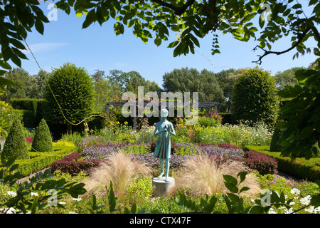 Waterperry Gärten - Skulptur des kleinen blauen Mädchens mit einer Laterne 8 Stockfoto