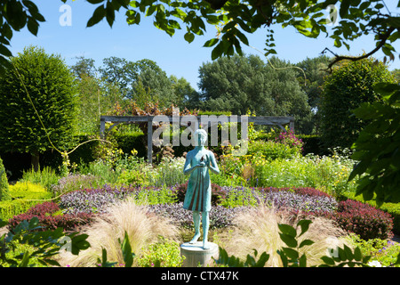 Waterperry Gärten - Skulptur des kleinen blauen Mädchens mit einer Laterne 7 Stockfoto