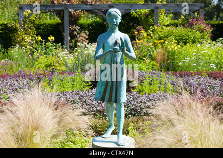 Waterperry Gärten - Skulptur des kleinen blauen Mädchens mit einer Laterne 6 Stockfoto