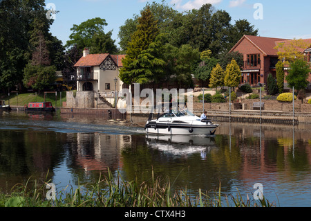 Cabin-Cruiser am Fluss Avon, Bidford-on-Avon, Warwickshire, Großbritannien Stockfoto