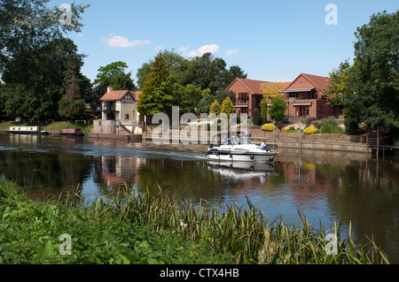 Cabin-Cruiser am Fluss Avon, Bidford-on-Avon, Warwickshire, Großbritannien Stockfoto