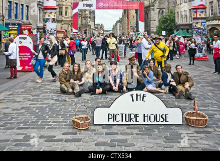 Künstler auf dem Edinburgh Festival Fringe sind ihre Leistungen in der Royal Mile in Edinburgh am ersten Tag fördern. Stockfoto