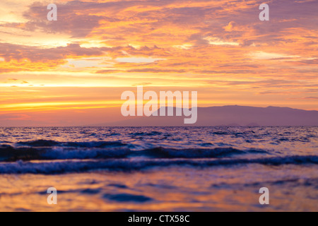 Blick auf Bokor Mountain von Rabbit Island bei Sonnenuntergang - Kep-Provinz, Kambodscha Stockfoto