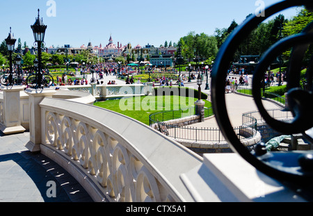 Disneyland Paris. Blick vom Sleeping Beauty Castle Gehweg zurück in Richtung Disneyland Hotel Stockfoto