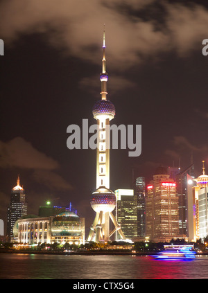 Blick auf das Shanghai Oriental Pearl Tower bei Nacht Stockfoto