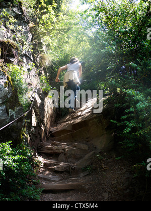 Eine Kletterwand Frau am Calmont Klettersteig, Bremm, Rheinland-Pfalz; Deutschland Stockfoto