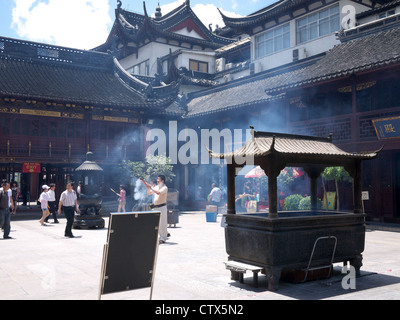 Der Innenhof und die Haupthalle des die Stadt Gottes Tempel in Shanghai China Stockfoto