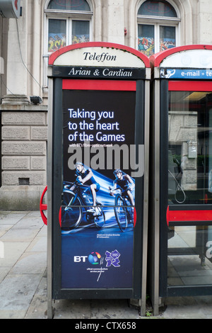 Olympischen Spiele 2012 in London Brownlee Brüder radfahren Sponsoring durch BT British Telecom auf den Telefonzellen in Cardiff City Centre Wales UK KATHY DEWITT Stockfoto