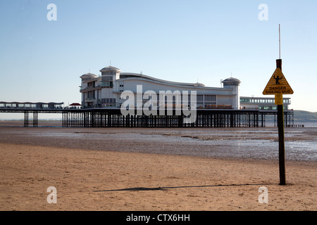 Grand Pier mit Warnschild über Untergang Sand im Vordergrund Weston Super Mare Somerset UK Stockfoto