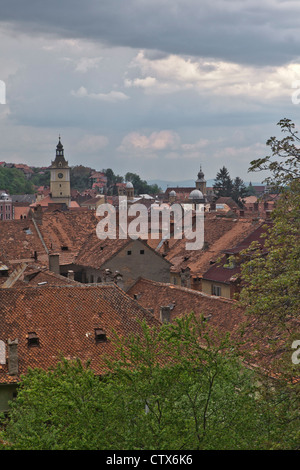 Panorama der Stadt Brasov (Kirche und Dächer aus mittelalterlichen Gebäuden). Karpaten Siebenbürgen Rumänien Osteuropa EU Stockfoto