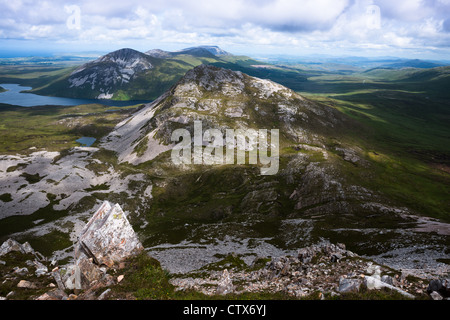 Blick vom Gipfel des Mount Errigal in den Bereich der Derryveagh Mountains in Glenveagh National Park, Donegal, Irland. Stockfoto