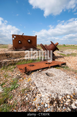 Alte verrostete Maschinen am Kieselstrand in Dungeness, Kent Stockfoto