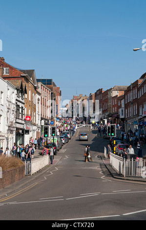 Shopper in Guildford High Street in Surrey, England Stockfoto