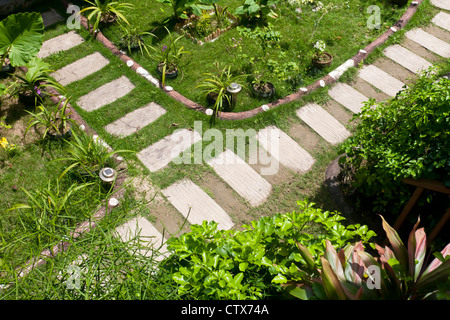 Stein gepflasterter Fußweg durch den Garten Stockfoto