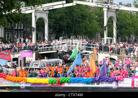 Amsterdam 2012 Gay Pride Canal Parade. Der schwule Jugendorganisation Expreszo schweben. Mit regenbogenfarbenen Luftballons dekoriert. Stockfoto