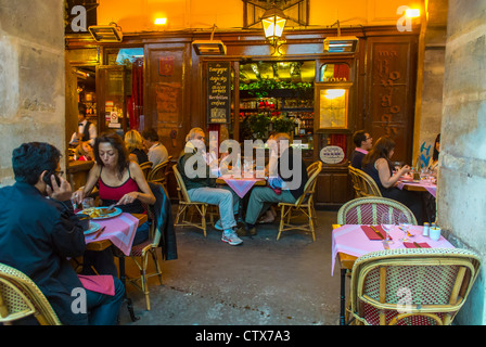 Paris, Frankreich, People Sharing Meals, French Bistro, Café Restaurant, Terrasse 'Ma Bourgogne', Place des Vosges, im Marais, Lichter Stockfoto
