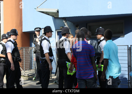 Polizei stoppt Jugendliche zum Verhör in Notting Hill Carnival Stockfoto