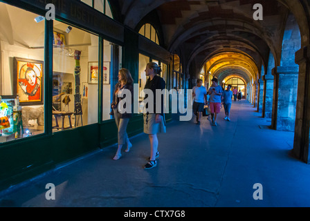 Paris, Frankreich, 2 Frauen Reisender Touristen Fenster Shopping Walking, modische Straße, 'Place des Vosges', das Marais, Kunstgalerie paris Galerie Stockfoto