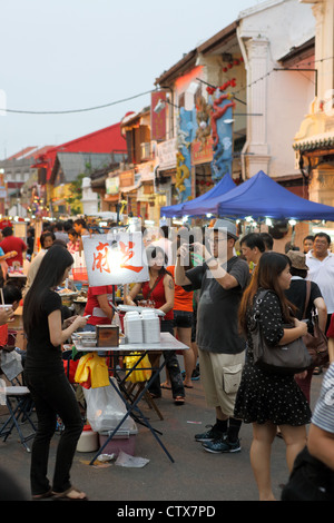 Fußgänger entlang der Straße Wochenendmarkt Jonker Walk in Chinatown, Melaka. Stockfoto