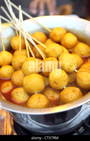 Curry Fischbällchen zum Verkauf entlang der Straße Wochenendmarkt Jonker Walk in Chinatown, Melaka. Stockfoto