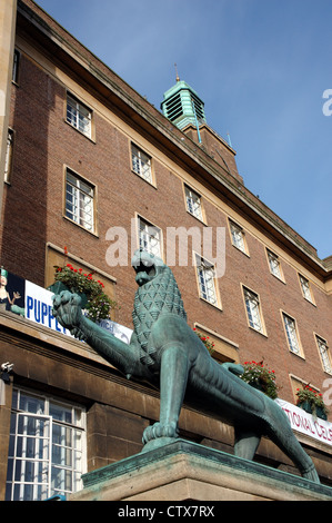 Löwen-Statue am Eingang an Norwich City Hall, Norfolk, Großbritannien Stockfoto