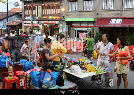 Marktständen entlang Jonker Walk Straße Wochenendmarkt in Chinatown, Melaka. Stockfoto