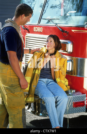 Feuerwehrmann Komfort Young Fire Rescue Opfer Stockfoto