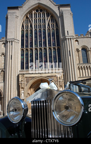 1934 Rolls-Royce Hochzeit Oldtimer vor der westlichen Front der Norwich Kathedrale Stockfoto