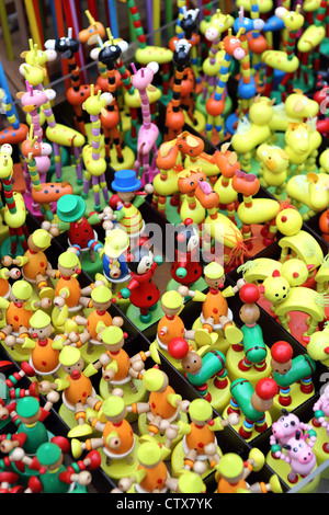 Kunststoff-Spielzeug zum Verkauf auf Stall entlang Jonker Walk Straße Wochenendmarkt in Chinatown, Melaka. Stockfoto