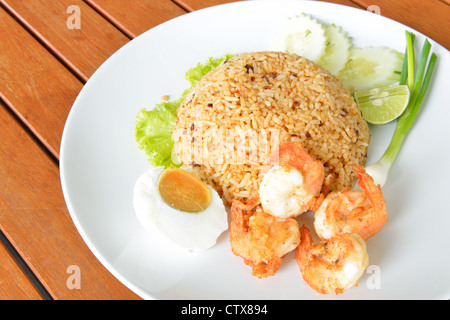 Thai-Food Stil Anruf "Gebratener Reis mit Chili-Paste" serviert mit gebratenen Garnelen und gesalztes Ei. Stockfoto