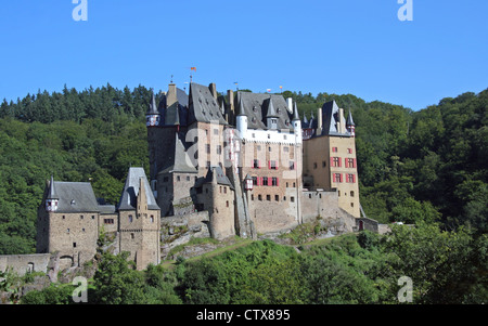 Schloss Burg Eltz, eingebettet in die Hügel und Wälder in der Eltz Tal Rheinland-Pfalz Deutschland Europa Stockfoto