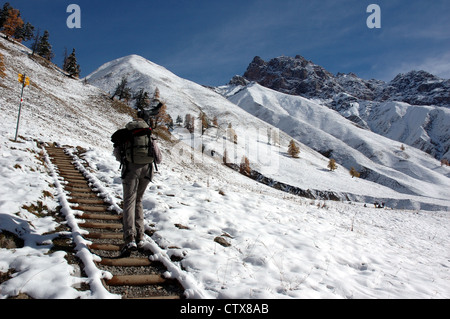 Wanderer in der Val Trupchun, Nationalpark, Graubünden, Schweiz Stockfoto