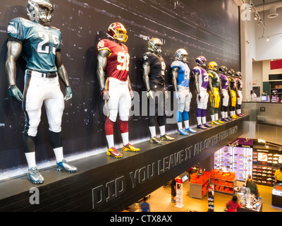 NFL-Uniformen Schaufensterpuppen, Modells Sporting waren Store Interieur, NYC Stockfoto NFL-Uniformen Schaufensterpuppen, Modells Sporting waren Store Interieur, NYC Stockfoto