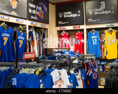NBA-Trikots, Modell ist Sporting Warenspeicher Interieur, NYC Stockfoto NBA-Trikots, Modell ist Sporting Warenspeicher Interieur, NYC Stockfoto