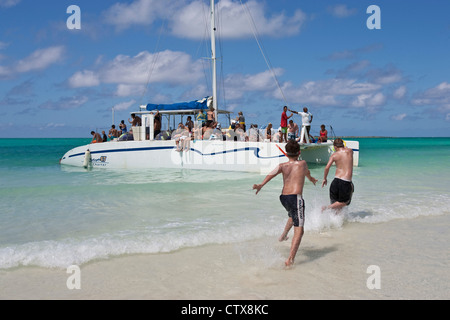 Junge Touristen, Playa Pilar Beach, Cayo Coco, Kuba Stockfoto