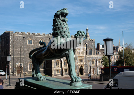 Löwen-Statue am Eingang an Norwich City Hall Stockfoto