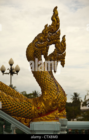 Zwei goldene Naga in Ratchaburi, Thailand Stockfoto