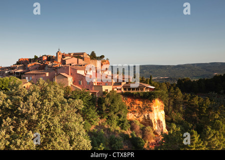 Das Dorf Roussillon in der Provence. Stockfoto