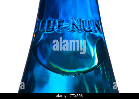 Nahaufnahme der Glas-Relief-Label am Hals der Weinflasche Deutsch blaue Nonne Rivaner Riesling weiß Stockfoto