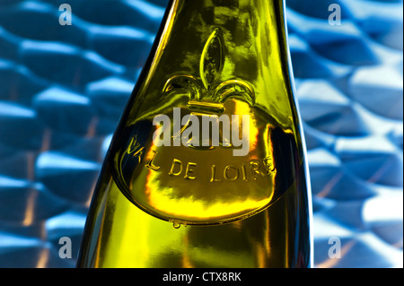 Schließen Sie die Ansicht auf dem Glas-Relief-Etikett auf eine Flasche französischen Val de Loire Weißwein mit Fleur de Lys Symbol Frankreich Stockfoto