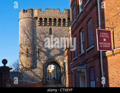 Die Barbican Torhaus, Lewes Castle, East Sussex, England UK Stockfoto