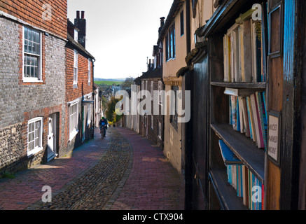 Blick auf historische Kopfsteinpflaster Keere Straße mit Buchhandlung im Vordergrund Lewes Sussex UK Stockfoto